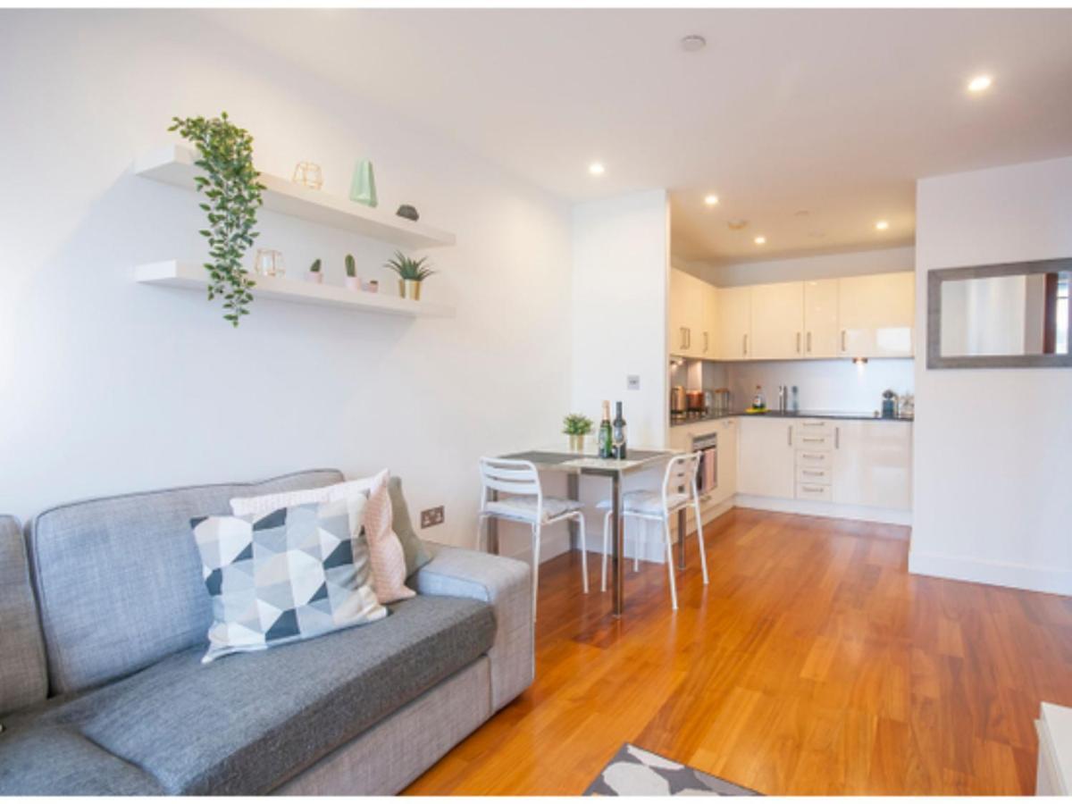 The Most Central Apartment In Cardiff Esterno foto